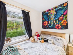 BEDROOM- click for photo gallery